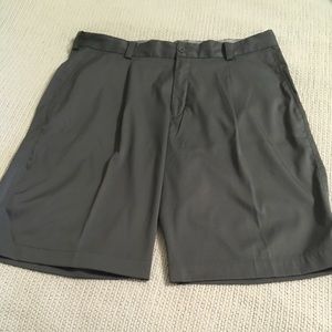 Nike golf dry fit gray single pleat shorts size 34
